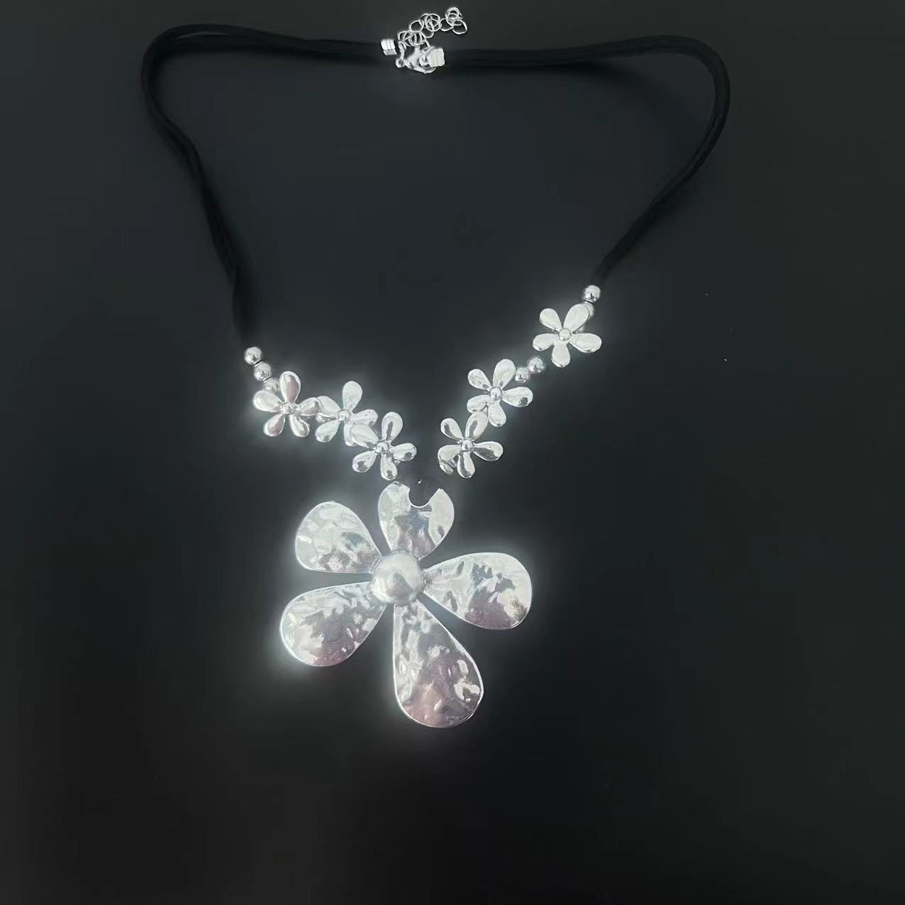 Retro Alloy Pendant Necklace