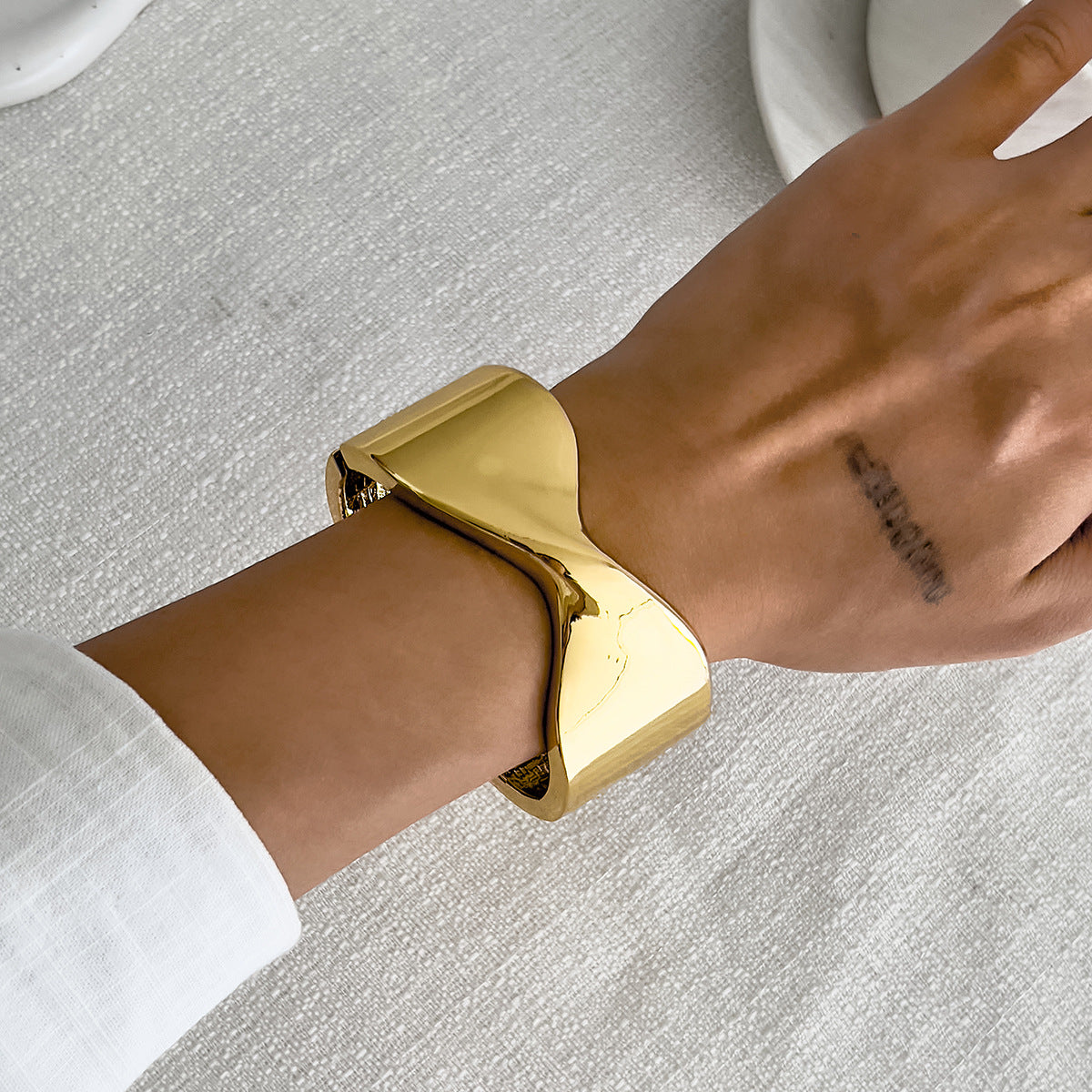 Metal Crossed Spring Bracelet