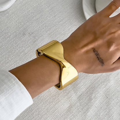 Metal Crossed Spring Bracelet